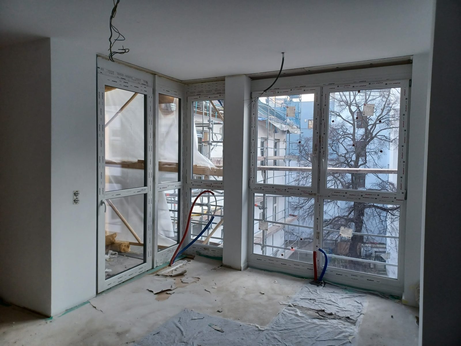 Neue Fensterfront während eines Umbaus