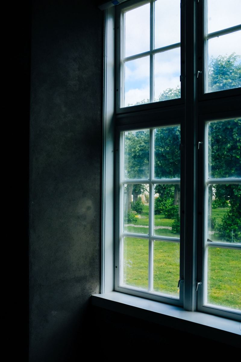 Klares Fensterglas mit Blick in einen Garten