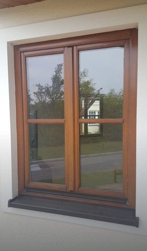 Zweiflügeliges Holzfenster in Dunkelbraun, eingebaut