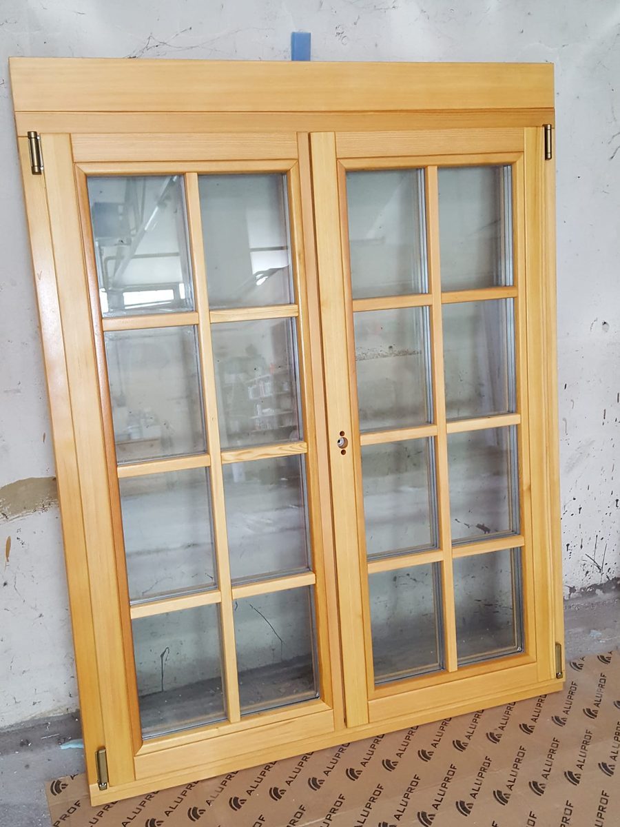Zweiflügeliges Holzfenster mit Sprossen, natur lasiert