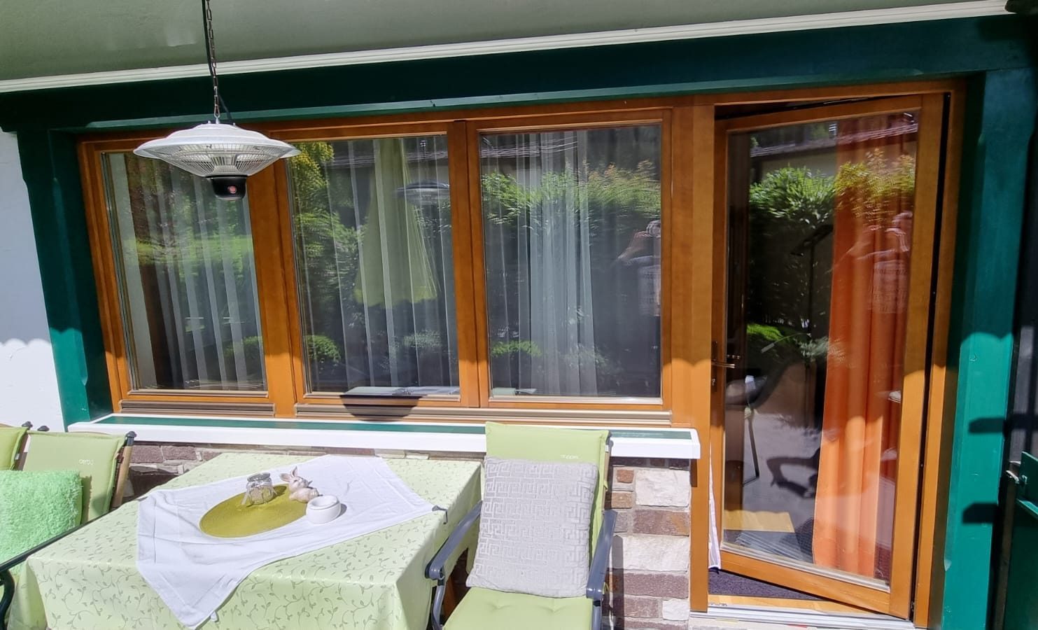 Neue Holzfenster mit Terrassentür, montiert von Holczmann