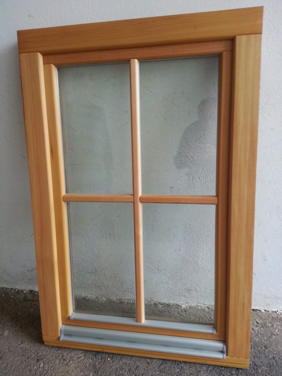 Zweiflügeliges Holzfenster
