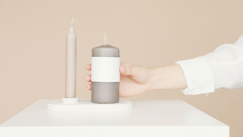 Kerze mit leerem Etikett, bereit für eine persönliche Beschriftung