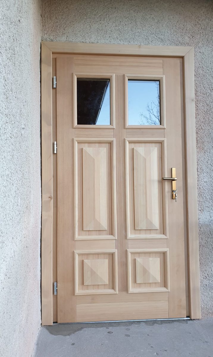 Kassettierte Eingangstür aus Holz mit Glasfeldern
