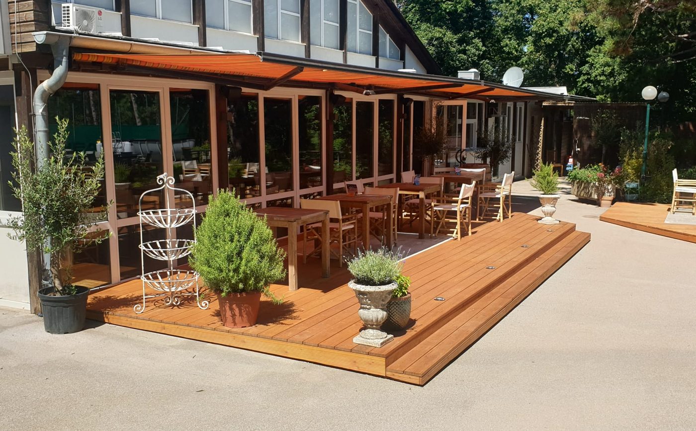 Holzterrasse als Podest für einen Gastgarten